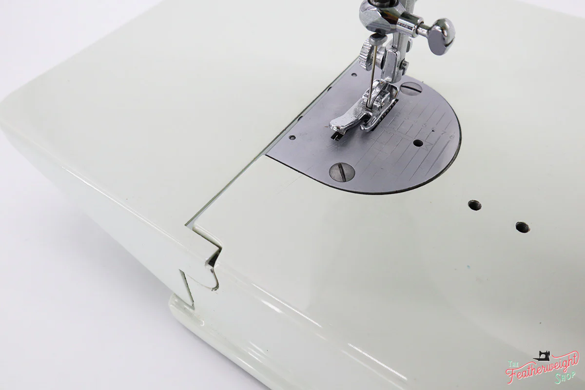 Singer Featherweight 221 Sewing Machine, WHITE EV985*** - Image 9