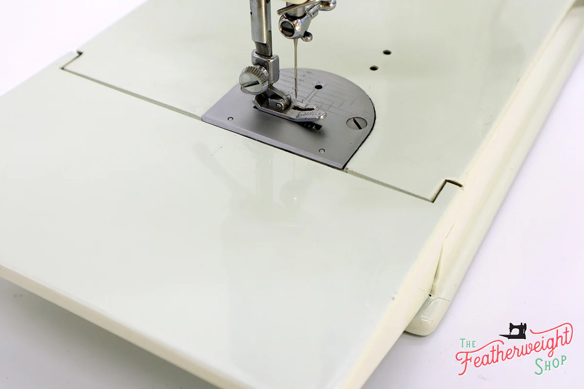 Singer Featherweight 221 Sewing Machine, WHITE EV986*** - Image 10