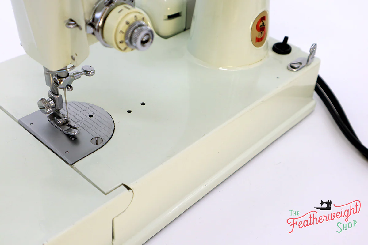 Singer Featherweight 221 Sewing Machine, WHITE EV986*** - Image 12
