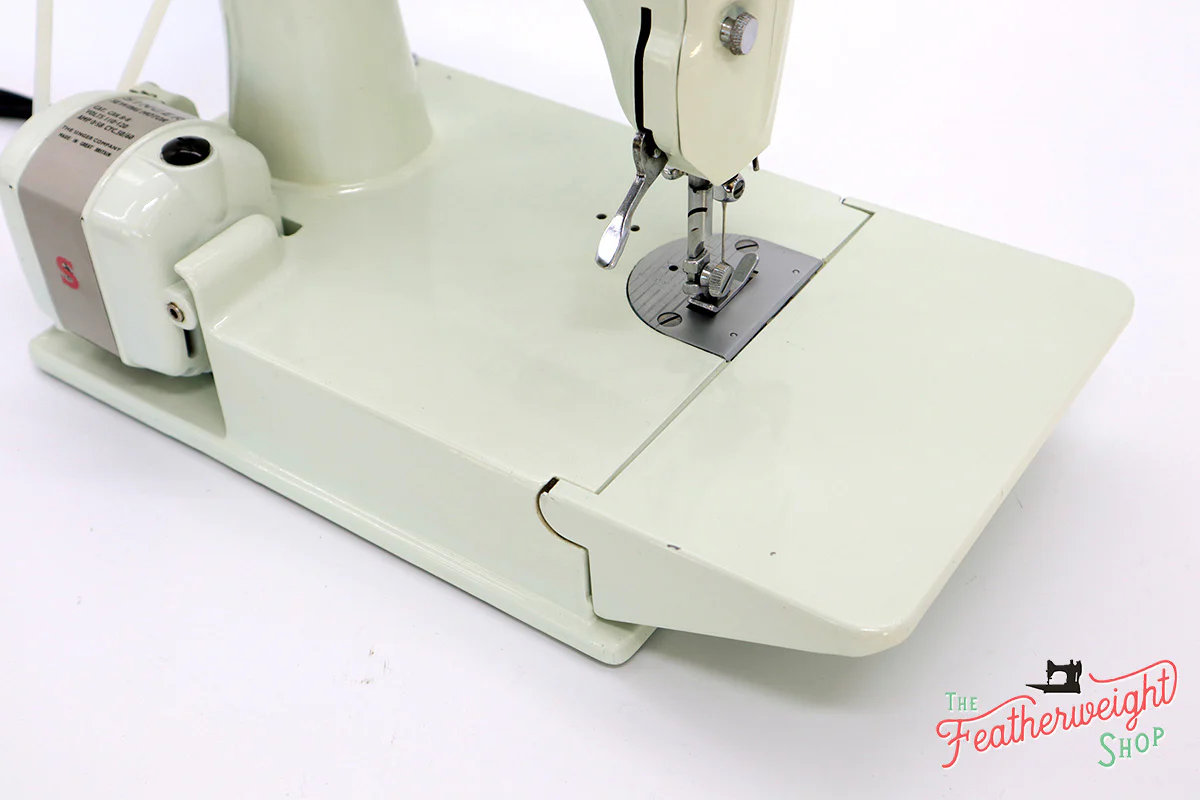 Singer Featherweight 221 Sewing Machine, WHITE EV986*** - Image 13