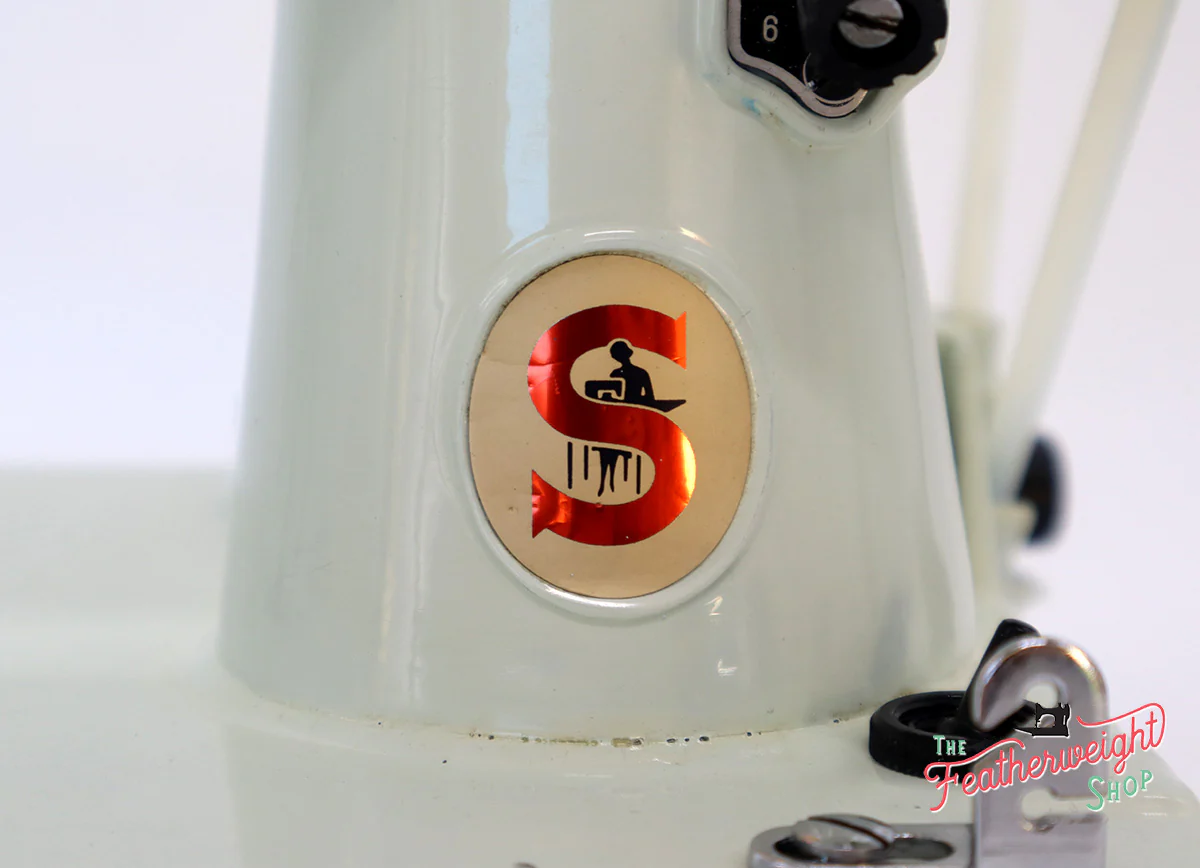 Singer Featherweight 221 Sewing Machine, WHITE EV986*** - Image 18