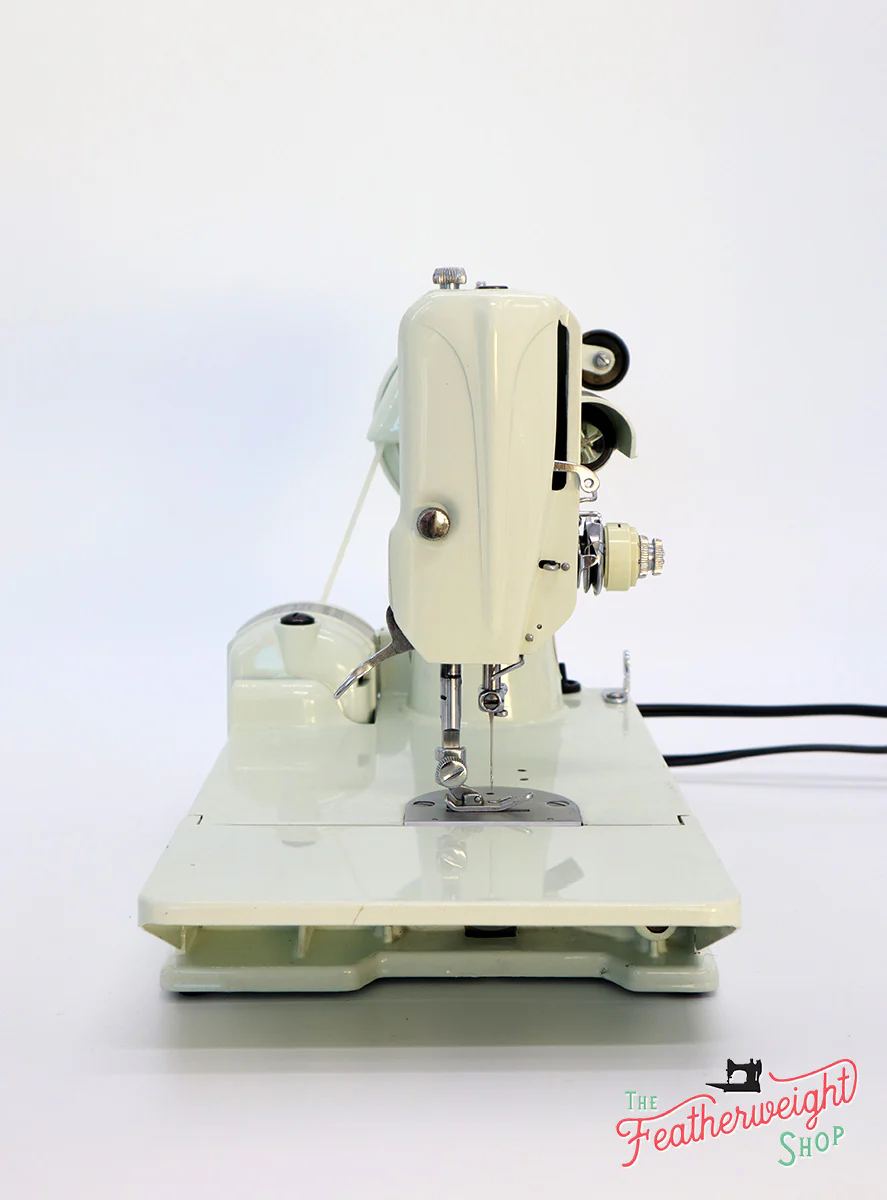 Singer Featherweight 221 Sewing Machine, WHITE EV986*** - Image 4