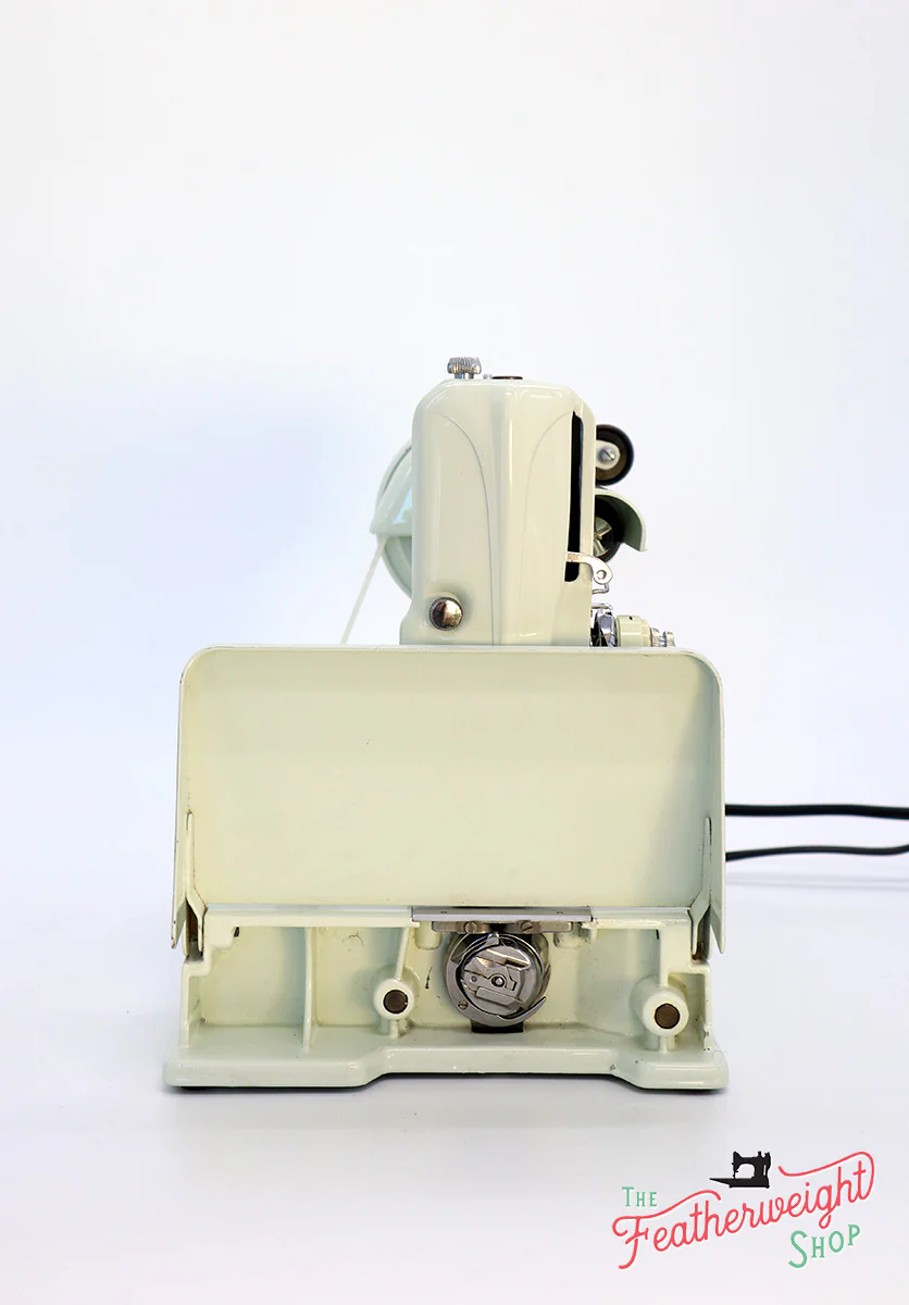 Singer Featherweight 221 Sewing Machine, WHITE EV986*** - Image 5