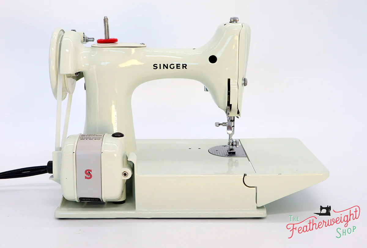 Singer Featherweight 221 Sewing Machine, WHITE EV986*** - Image 7