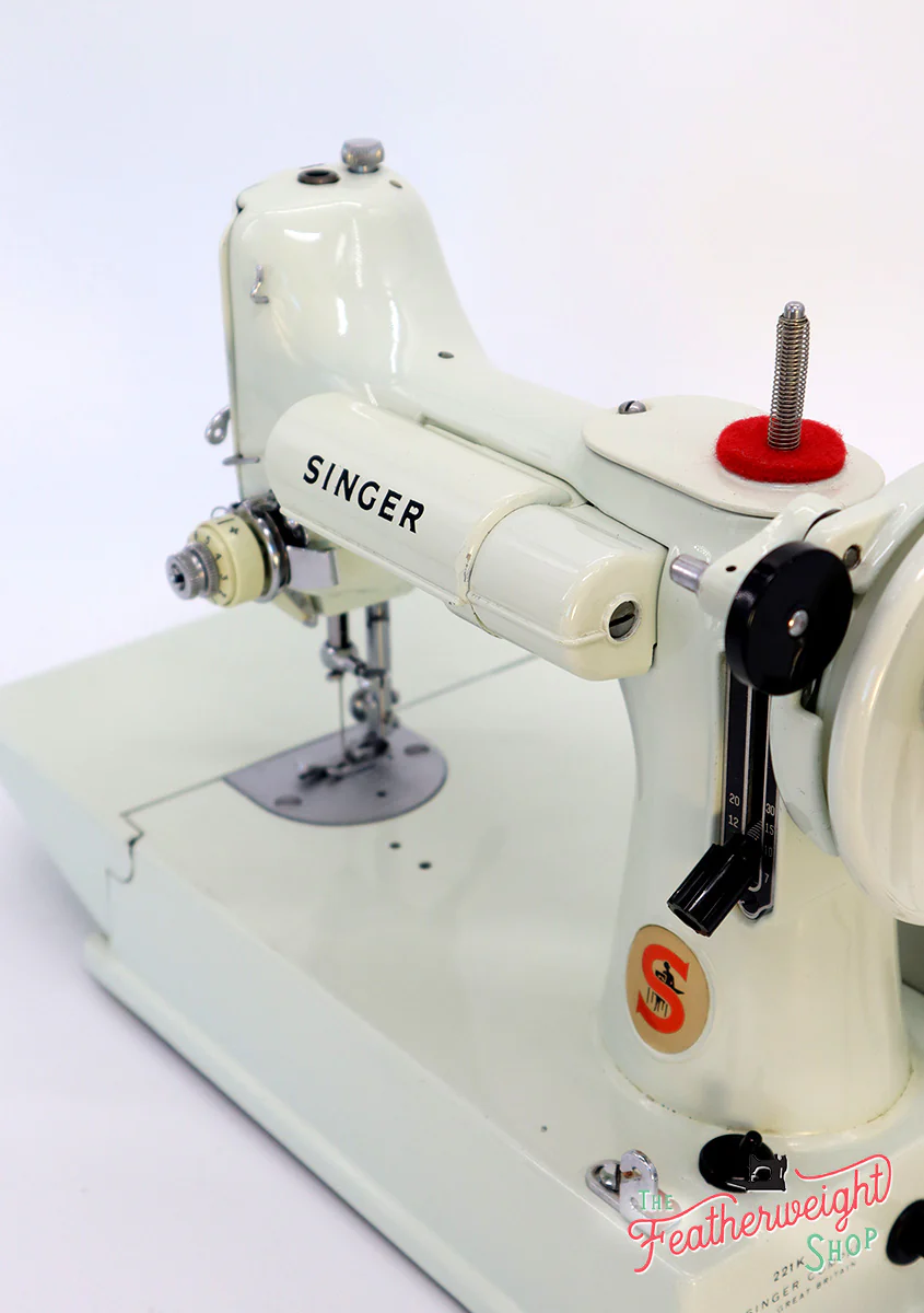 Singer Featherweight 221 Sewing Machine, WHITE EV986*** - Image 8
