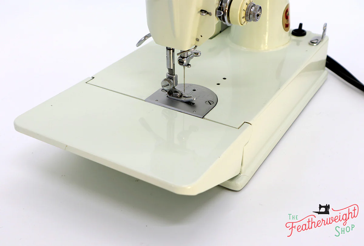 Singer Featherweight 221 Sewing Machine, WHITE EV986*** - Image 9