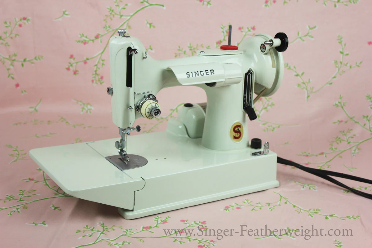 Singer Featherweight 221 Sewing Machine, WHITE EV989*** - Image 14
