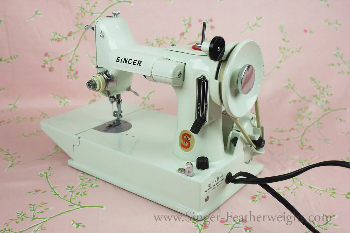 Singer Featherweight 221 Sewing Machine, WHITE EV989*** - Image 18