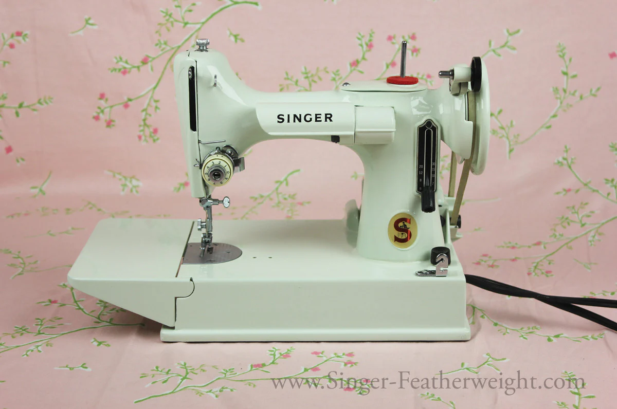 Singer Featherweight 221 Sewing Machine, WHITE EV989*** - Image 2