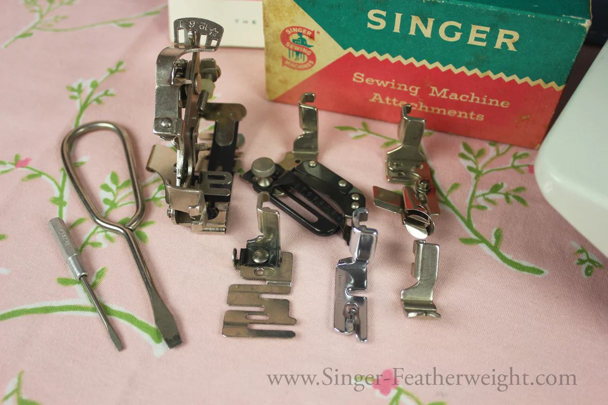 Singer Featherweight 221 Sewing Machine, WHITE EV989*** - Image 4