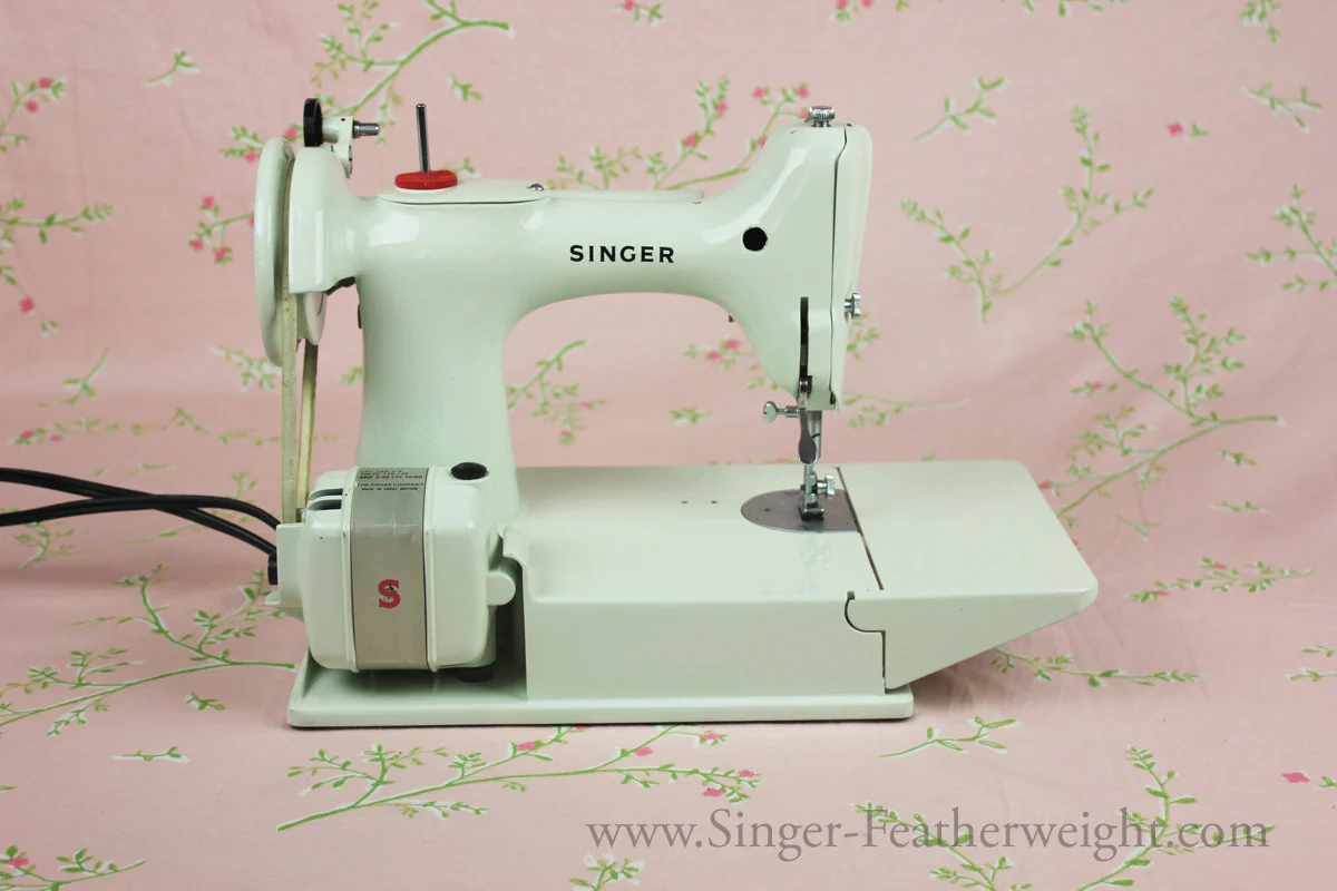 Singer Featherweight 221 Sewing Machine, WHITE EV989*** - Image 5