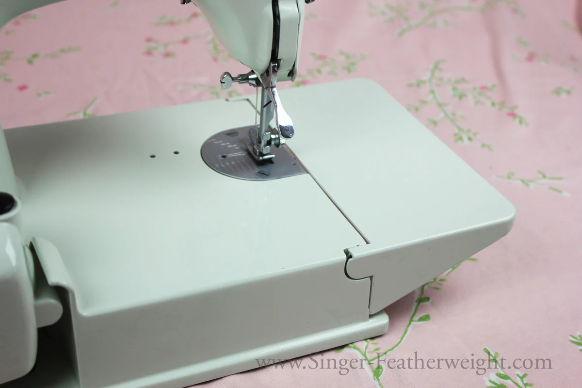 Singer Featherweight 221 Sewing Machine, WHITE EV989*** - Image 6