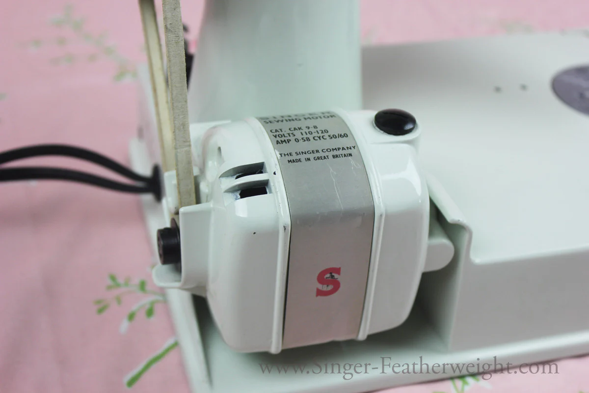 Singer Featherweight 221 Sewing Machine, WHITE EV989*** - Image 7