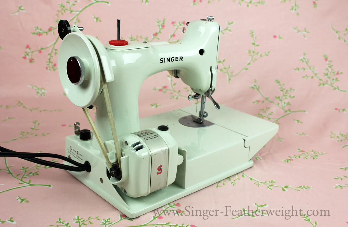 Singer Featherweight 221 Sewing Machine, WHITE EV989*** - Image 9