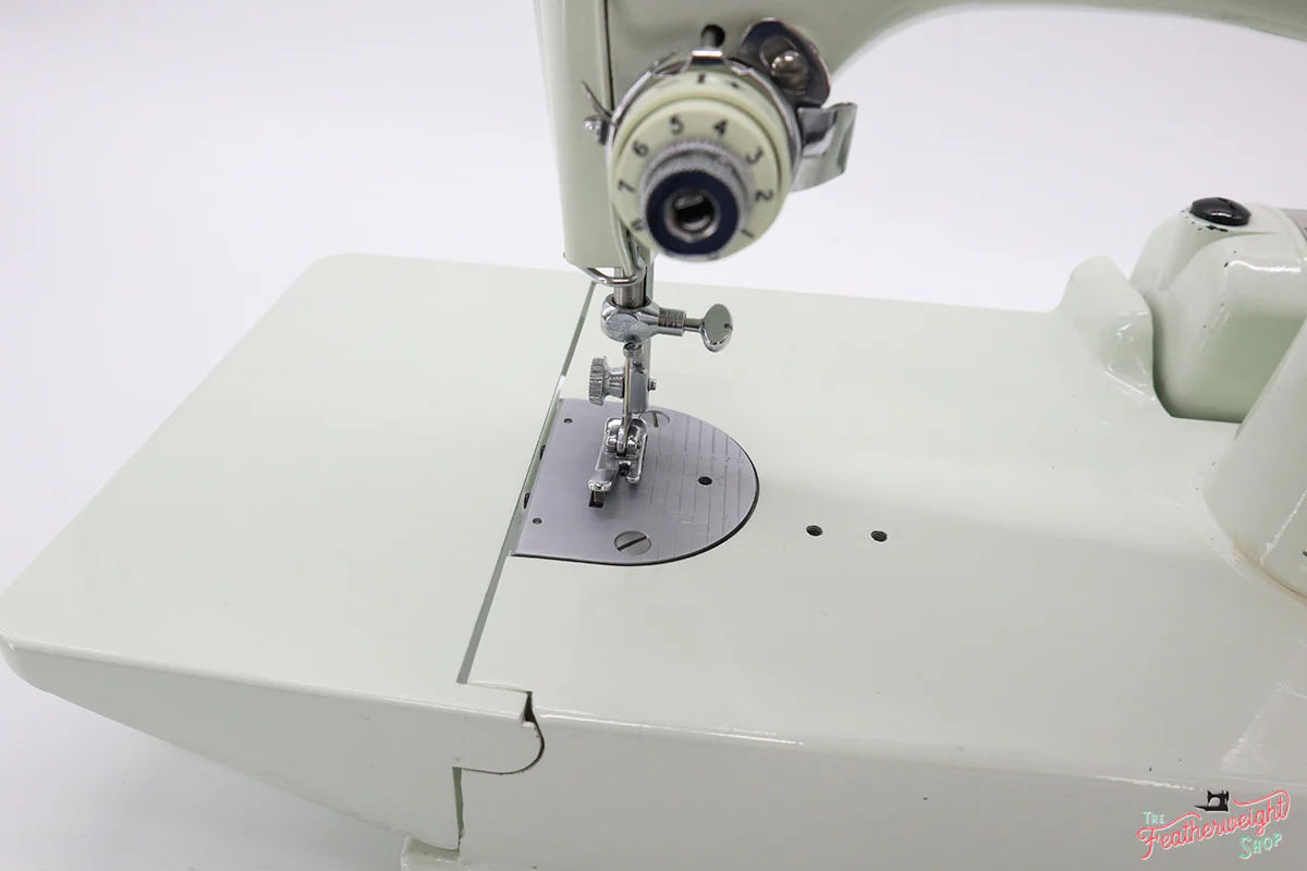 Singer Featherweight 221K Sewing Machine, British WHITE EY088*** - Image 10
