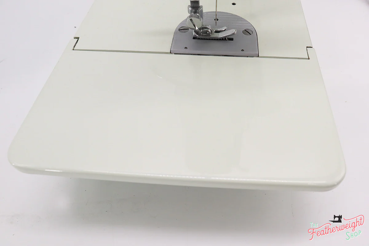 Singer Featherweight 221K Sewing Machine, British WHITE EY088*** - Image 11