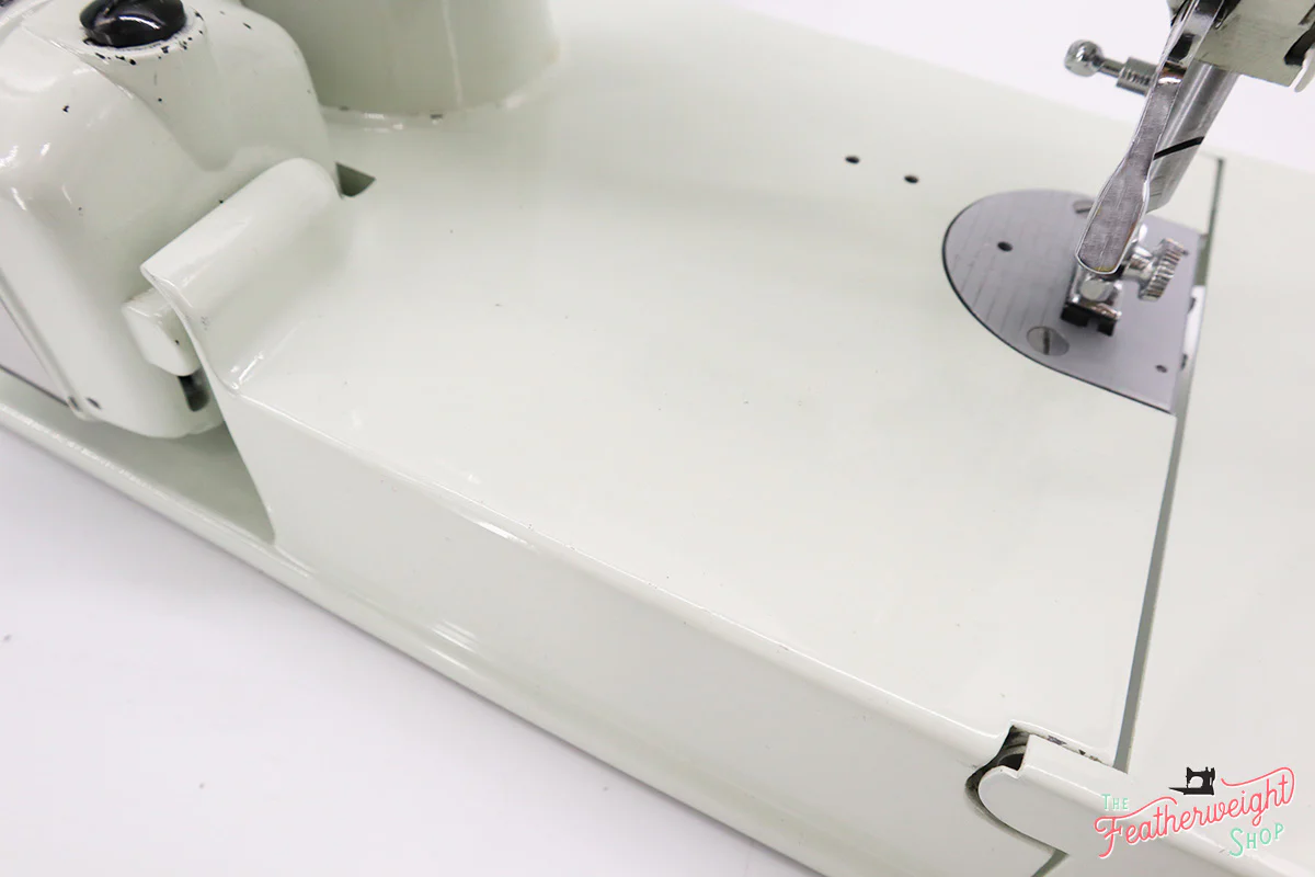 Singer Featherweight 221K Sewing Machine, British WHITE EY088*** - Image 12