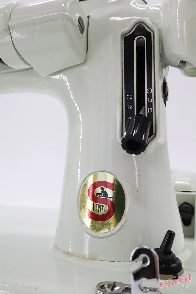 Singer Featherweight 221K Sewing Machine, British WHITE EY088*** - Image 15