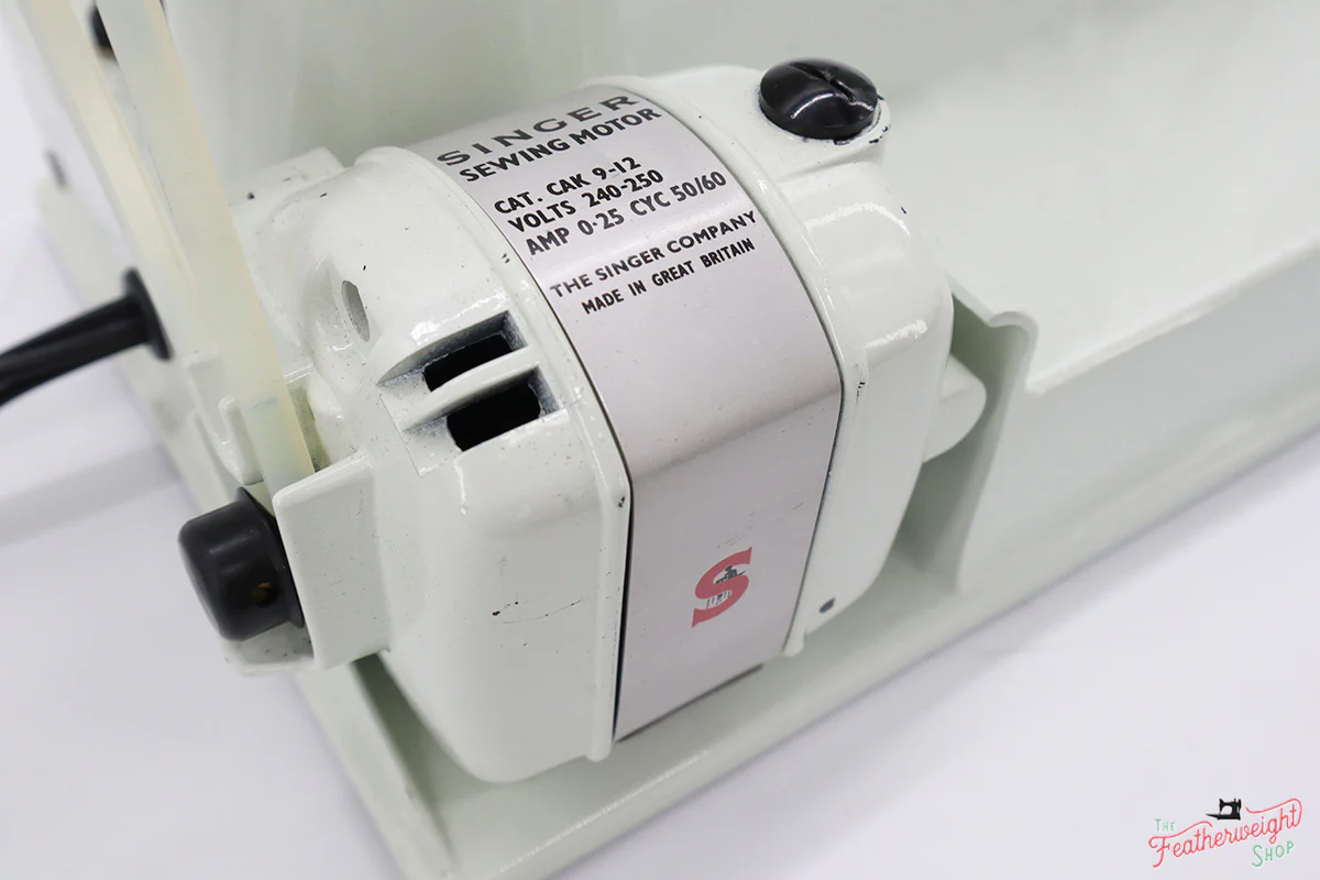 Singer Featherweight 221K Sewing Machine, British WHITE EY088*** - Image 17