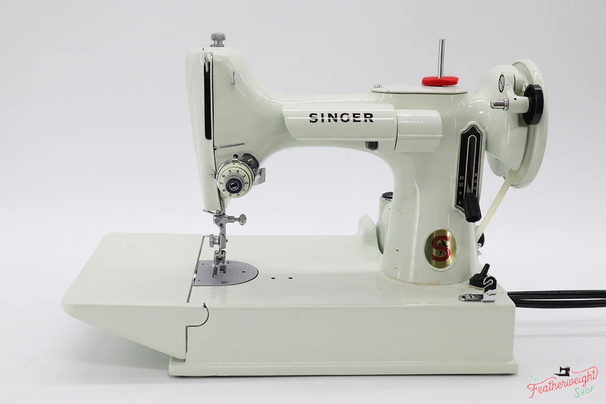 Singer Featherweight 221K Sewing Machine, British WHITE EY088*** - Image 2