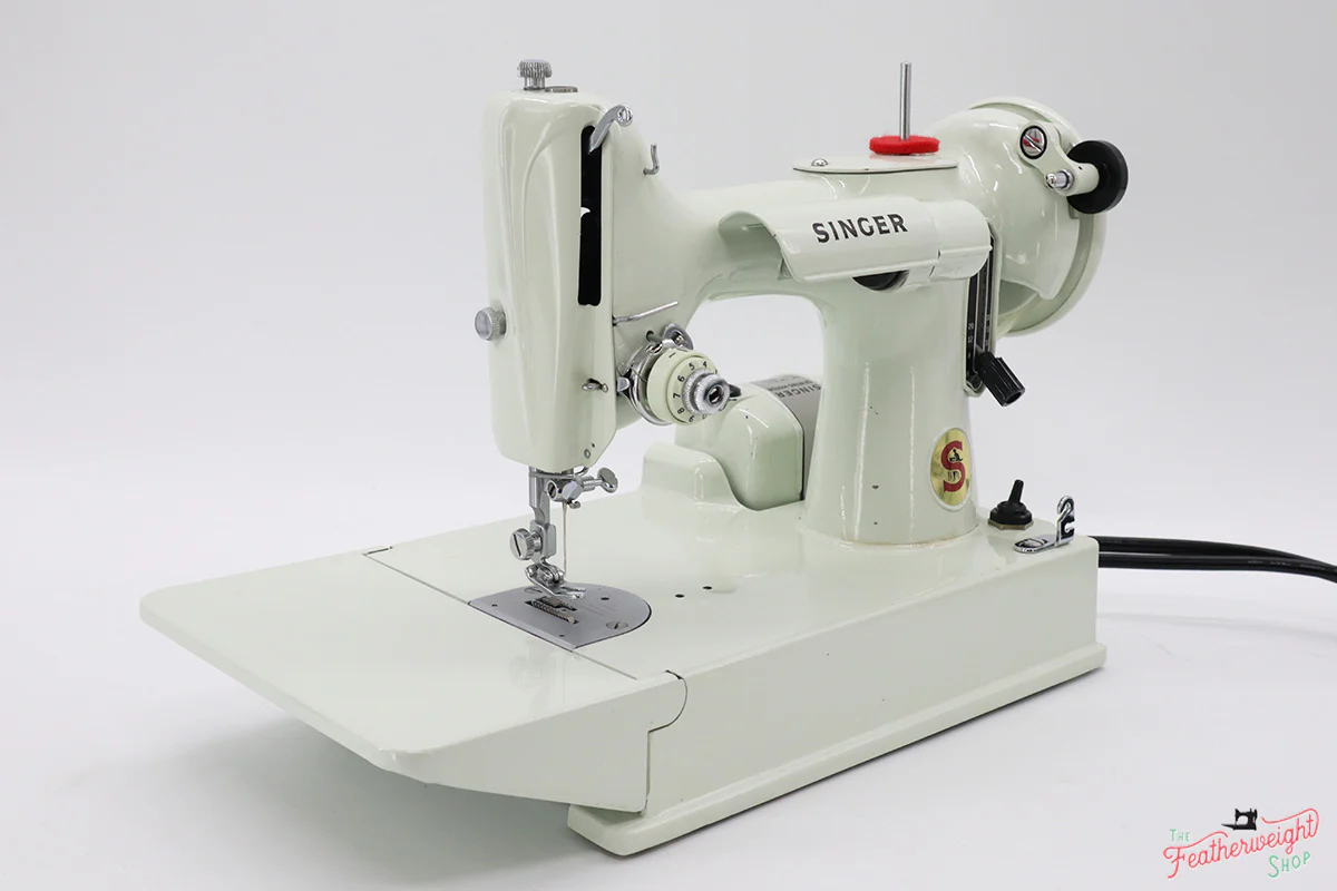 Singer Featherweight 221K Sewing Machine, British WHITE EY088*** - Image 3