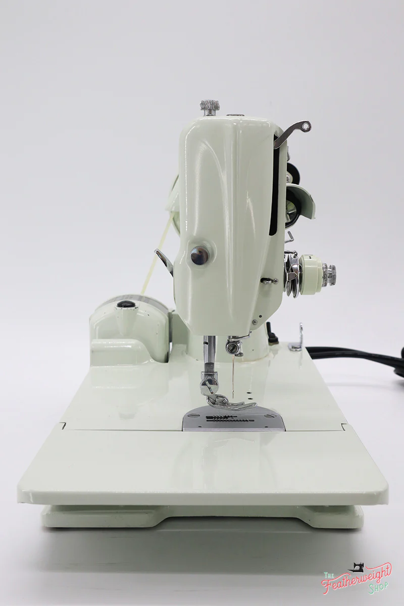 Singer Featherweight 221K Sewing Machine, British WHITE EY088*** - Image 4