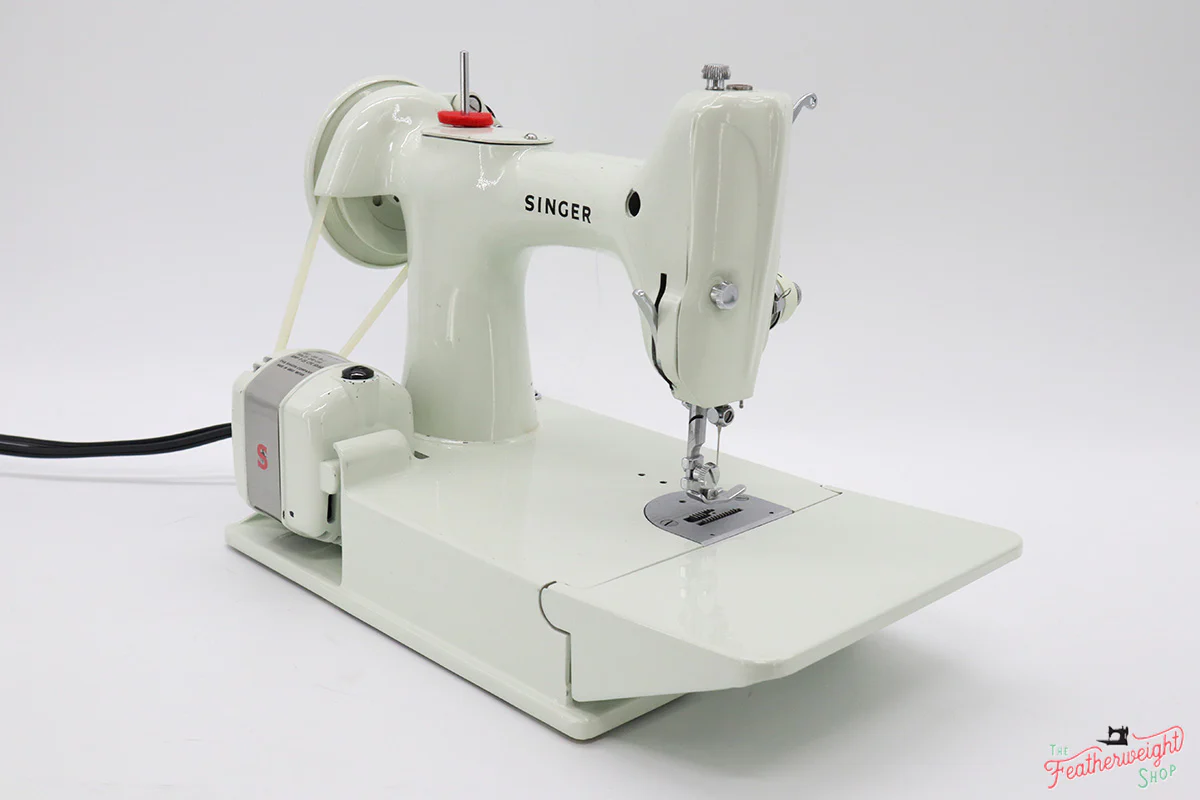 Singer Featherweight 221K Sewing Machine, British WHITE EY088*** - Image 6