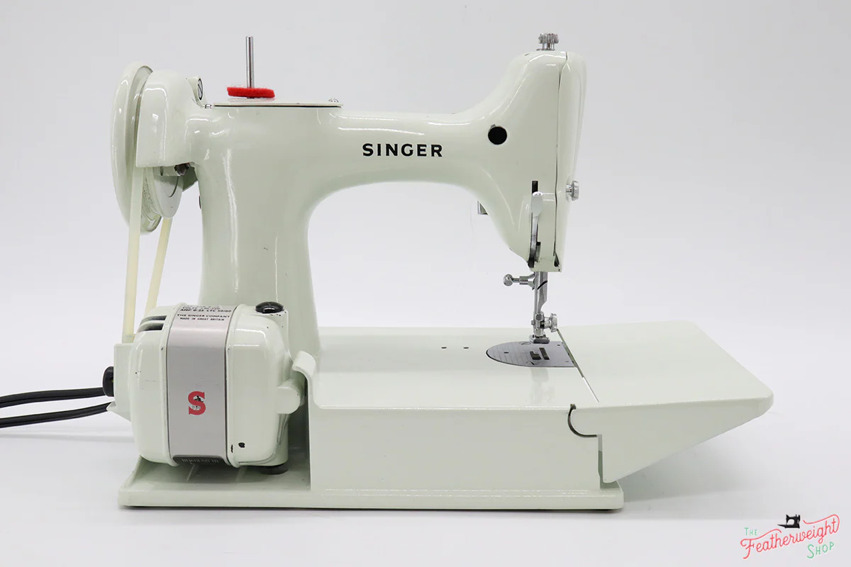 Singer Featherweight 221K Sewing Machine, British WHITE EY088*** - Image 7