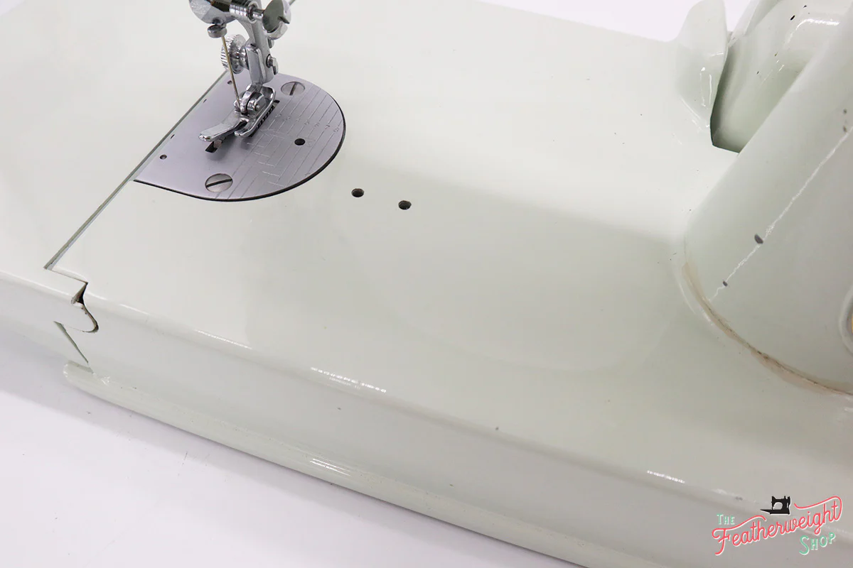 Singer Featherweight 221K Sewing Machine, British WHITE EY088*** - Image 9
