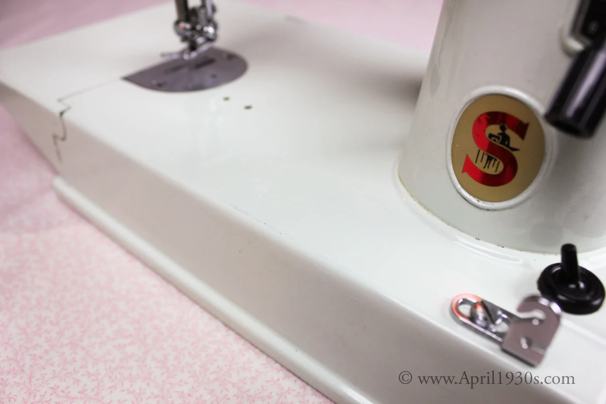 Singer Featherweight 221 Sewing Machine, WHITE EY848***ch - Image 14