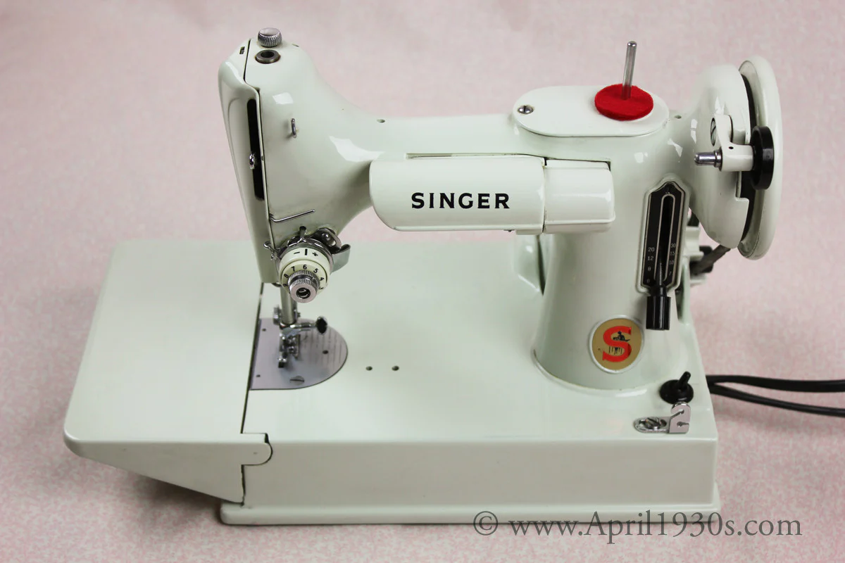 Singer Featherweight 221 Sewing Machine, WHITE EY848***ch - Image 2