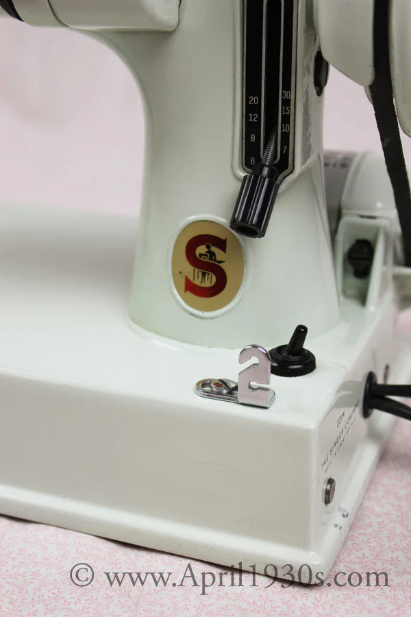 Singer Featherweight 221 Sewing Machine, WHITE EY848***ch - Image 3