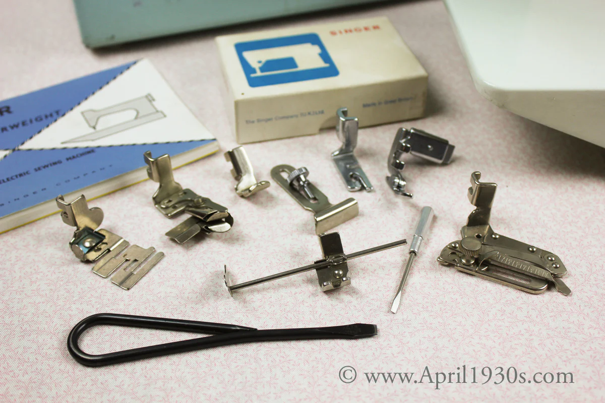 Singer Featherweight 221 Sewing Machine, WHITE EY848***ch - Image 4