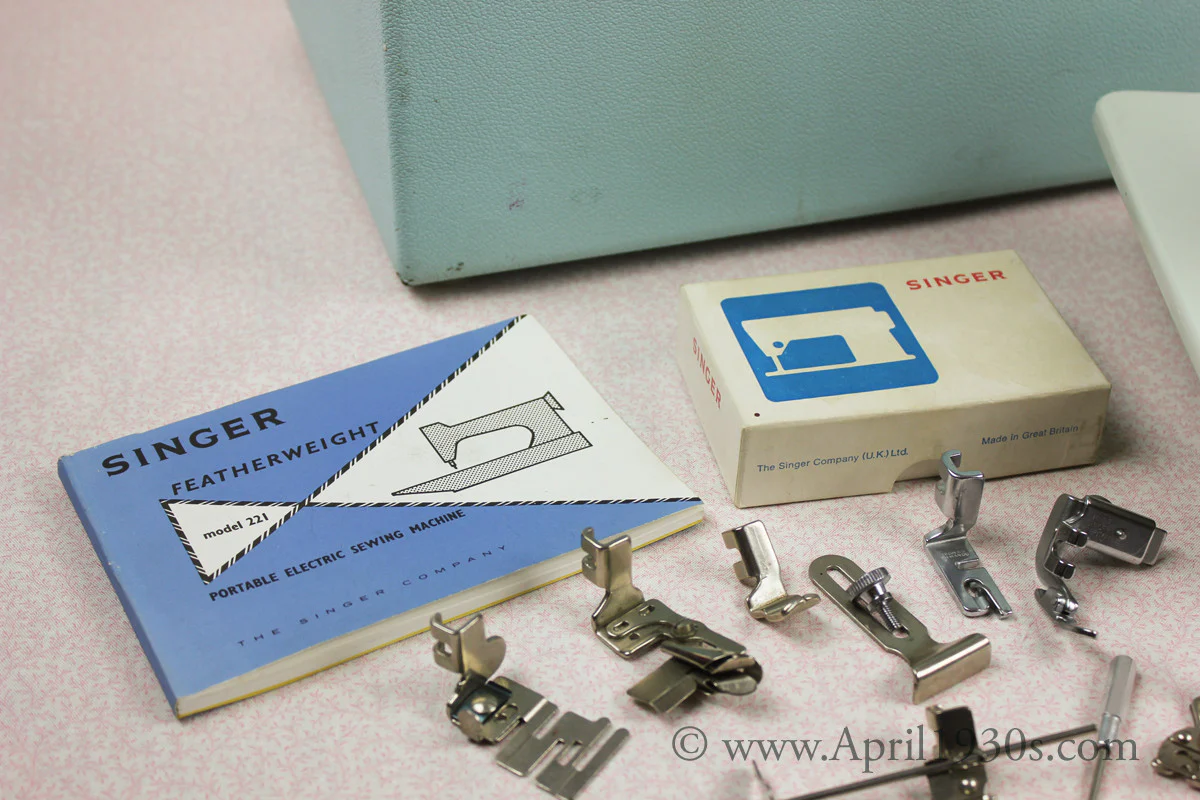 Singer Featherweight 221 Sewing Machine, WHITE EY848***ch - Image 5