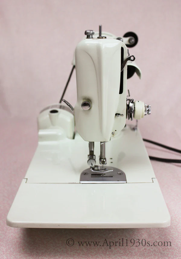 Singer Featherweight 221 Sewing Machine, WHITE EY848***ch - Image 8