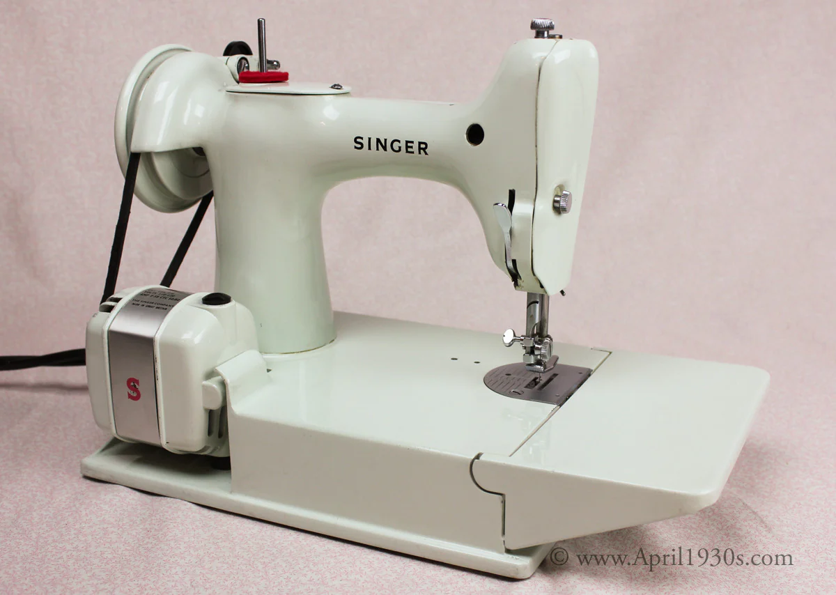 Singer Featherweight 221 Sewing Machine, WHITE EY848***ch - Image 9