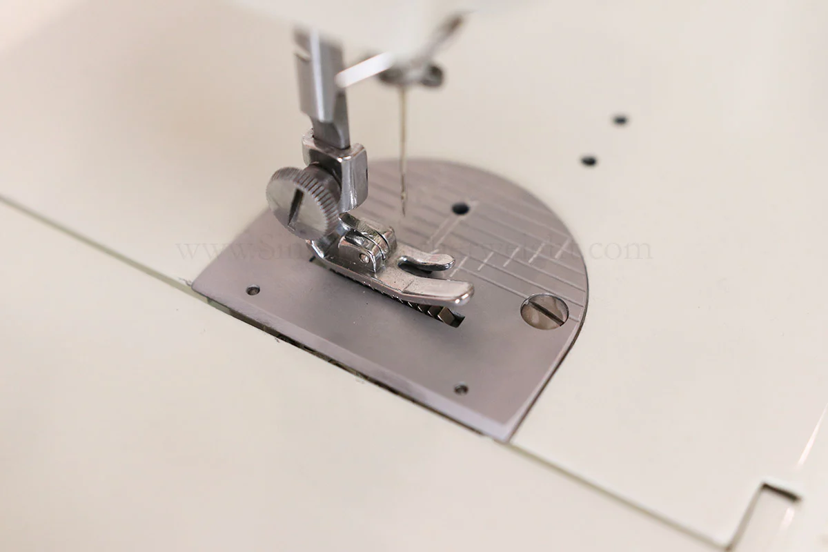 Singer Featherweight 221 Sewing Machine, WHITE FA095*** - Image 11