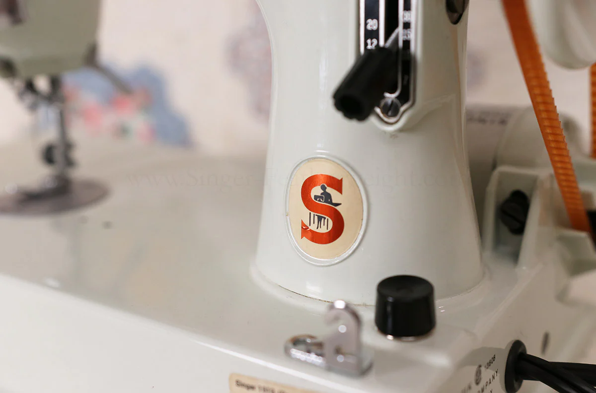 Singer Featherweight 221 Sewing Machine, WHITE FA095*** - Image 15