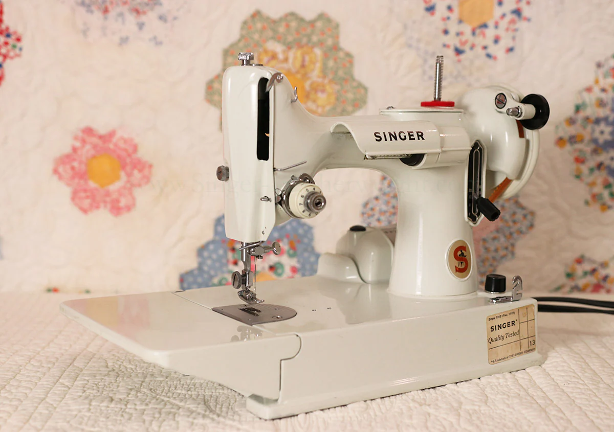 Singer Featherweight 221 Sewing Machine, WHITE FA095*** - Image 3