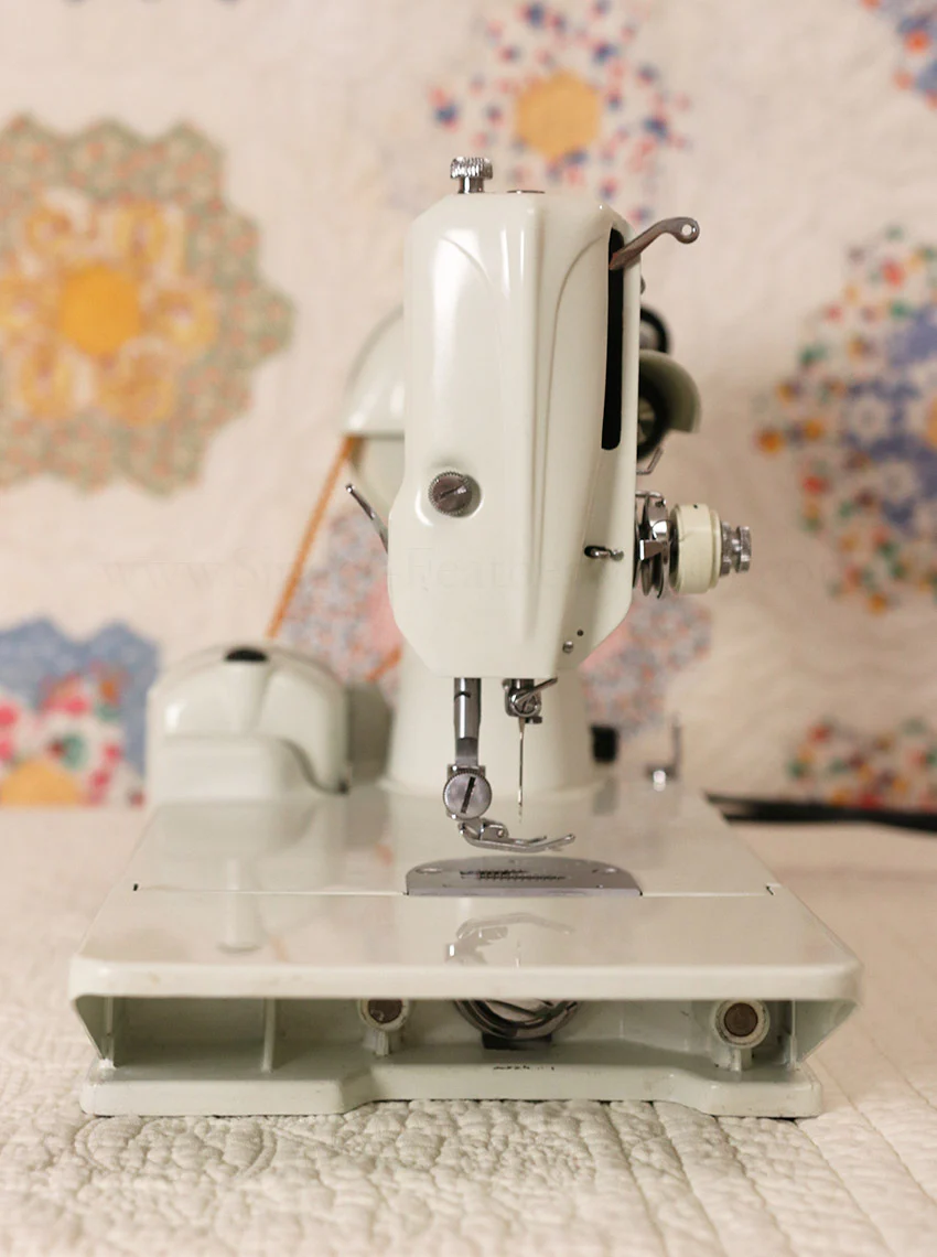 Singer Featherweight 221 Sewing Machine, WHITE FA095*** - Image 4