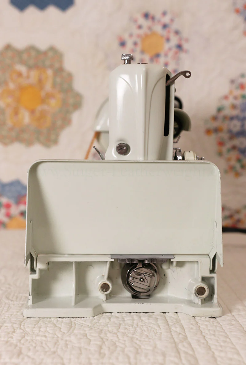 Singer Featherweight 221 Sewing Machine, WHITE FA095*** - Image 5