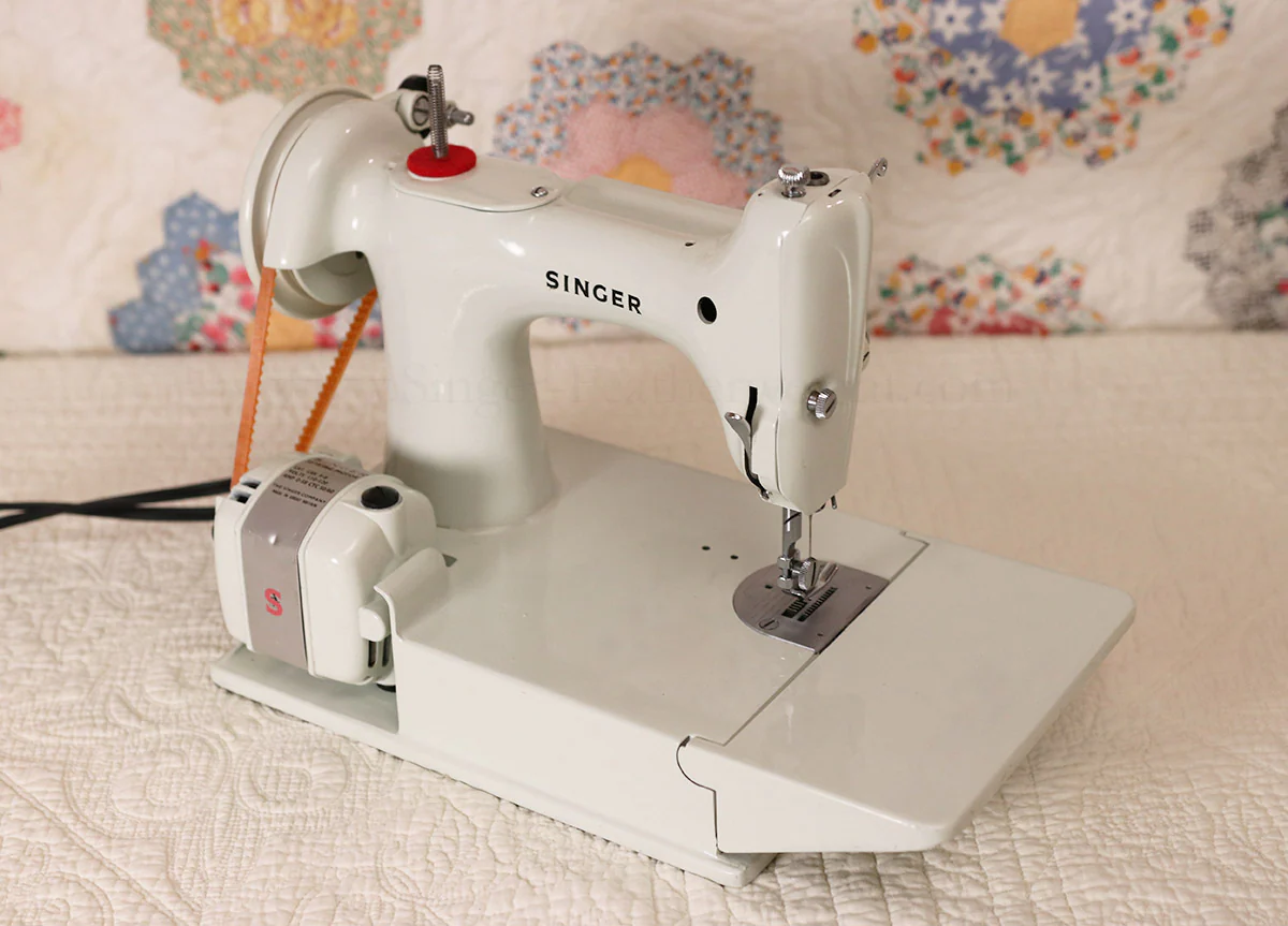 Singer Featherweight 221 Sewing Machine, WHITE FA095*** - Image 6