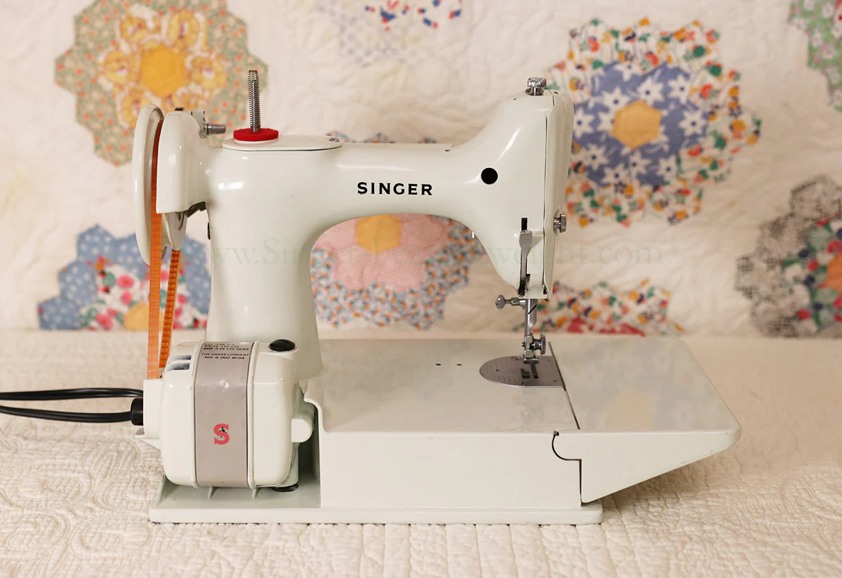 Singer Featherweight 221 Sewing Machine, WHITE FA095*** - Image 7