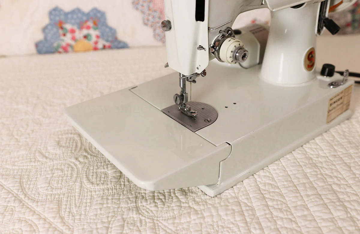 Singer Featherweight 221 Sewing Machine, WHITE FA095*** - Image 8