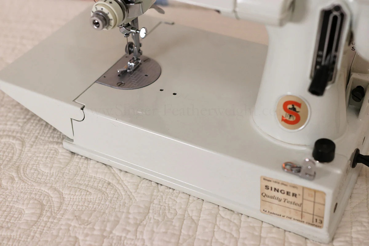 Singer Featherweight 221 Sewing Machine, WHITE FA095*** - Image 9