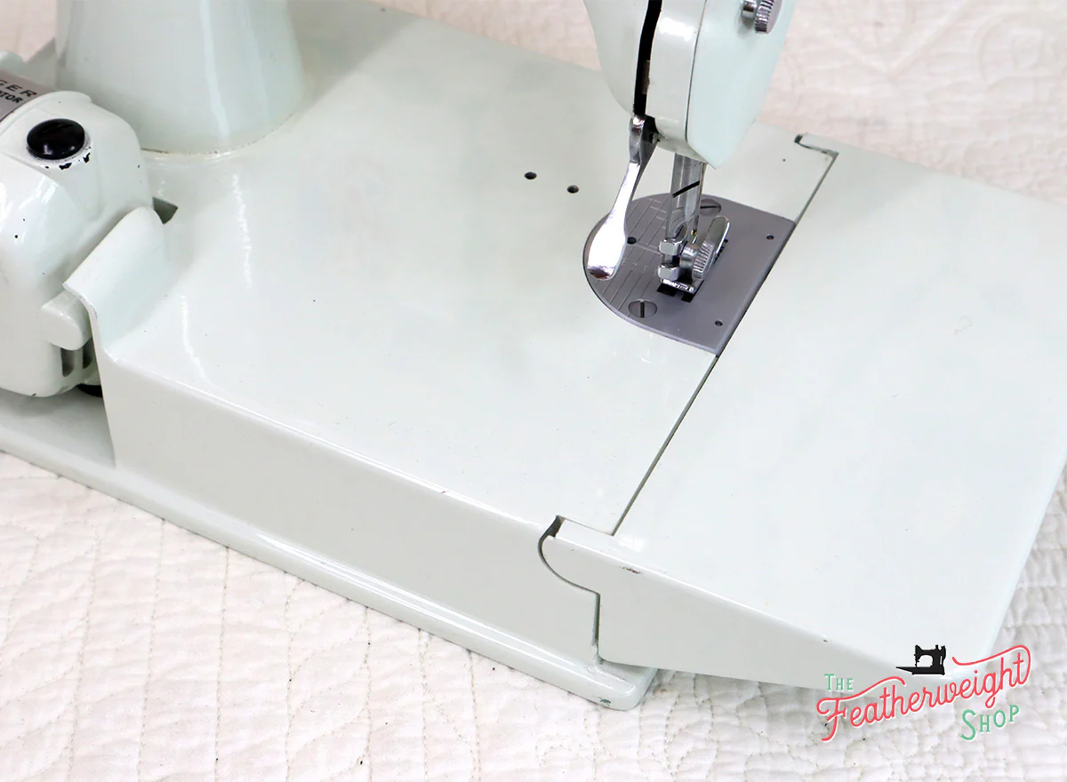 Singer Featherweight 221K Sewing Machine, WHITE FA126*** - Image 10