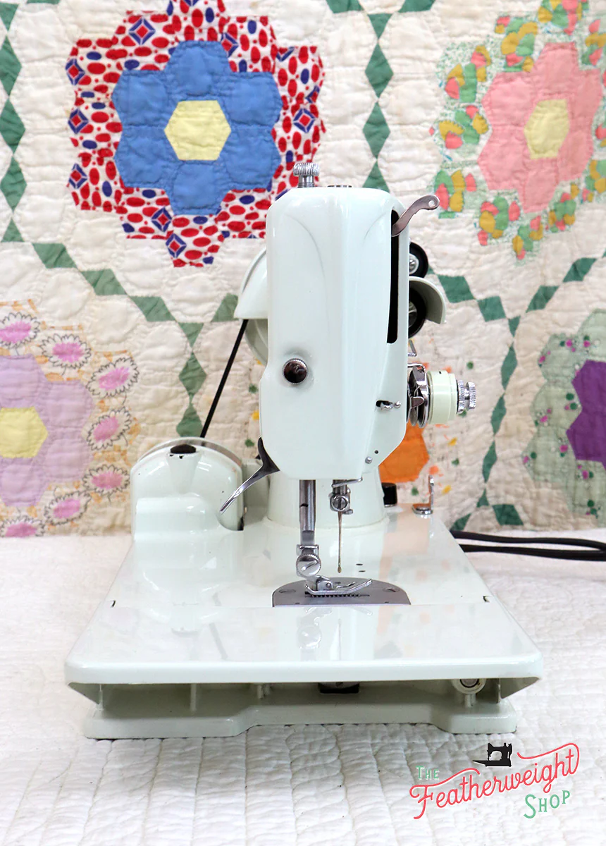 Singer Featherweight 221K Sewing Machine, WHITE FA126*** - Image 4