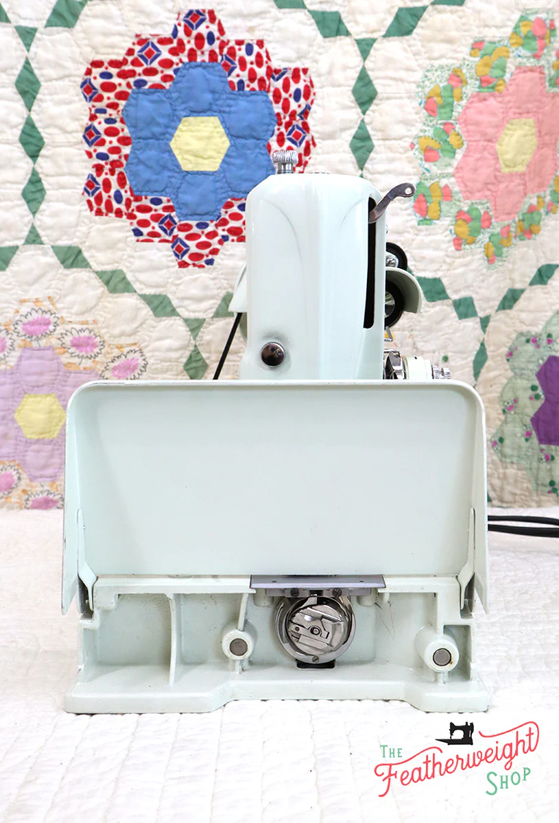 Singer Featherweight 221K Sewing Machine, WHITE FA126*** - Image 5