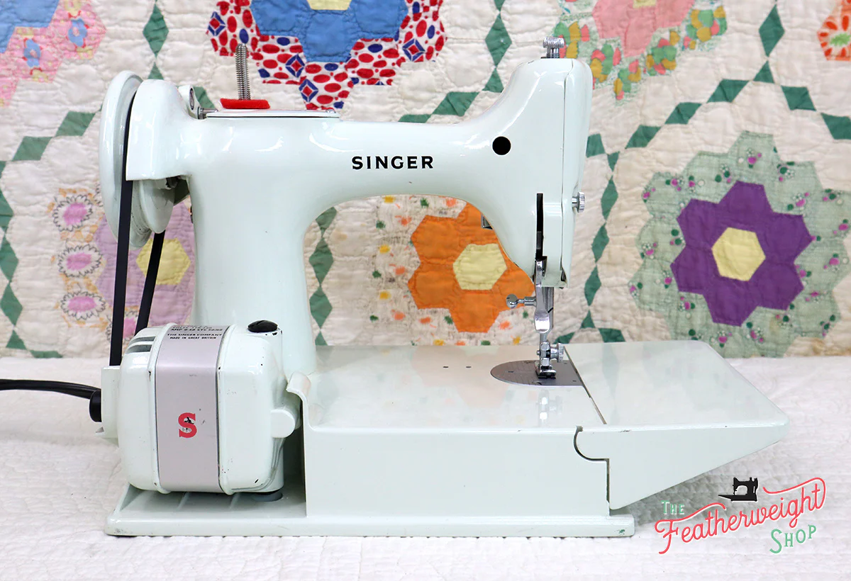 Singer Featherweight 221K Sewing Machine, WHITE FA126*** - Image 7