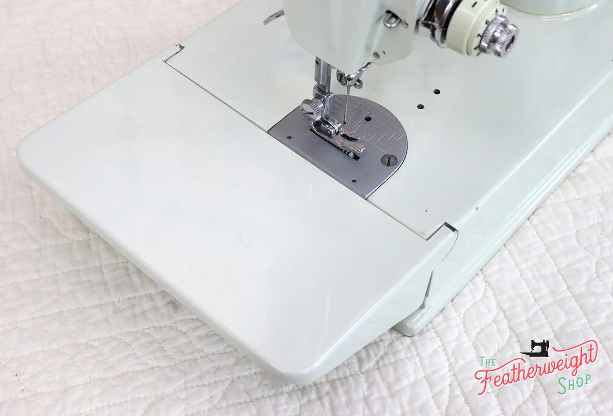 Singer Featherweight 221K Sewing Machine, WHITE FA126*** - Image 8